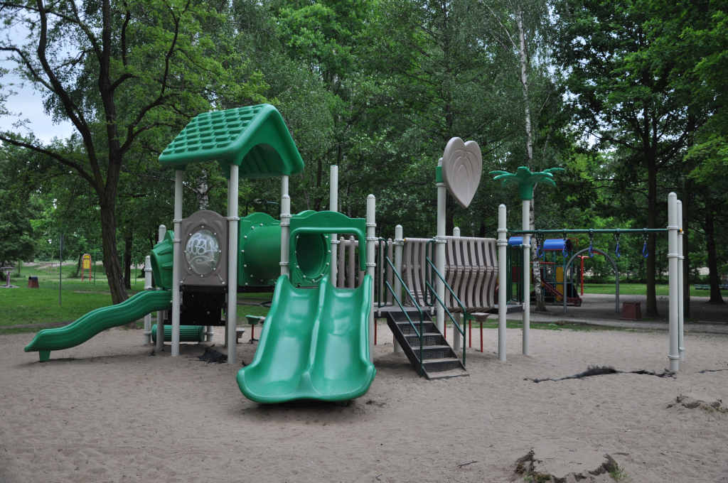 Katastrofalny stan sprzętu na placu zabaw w parku