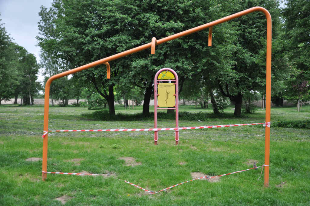 Katastrofalny stan sprzętu na placu zabaw w parku