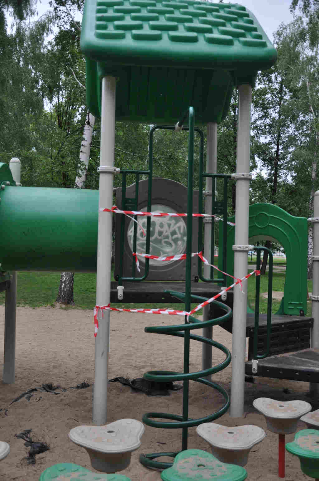 Katastrofalny stan sprzętu na placu zabaw w parku