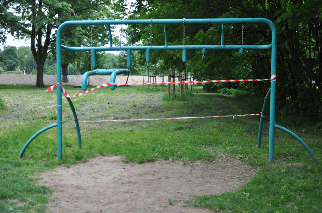 Katastrofalny stan sprzętu na placu zabaw w parku