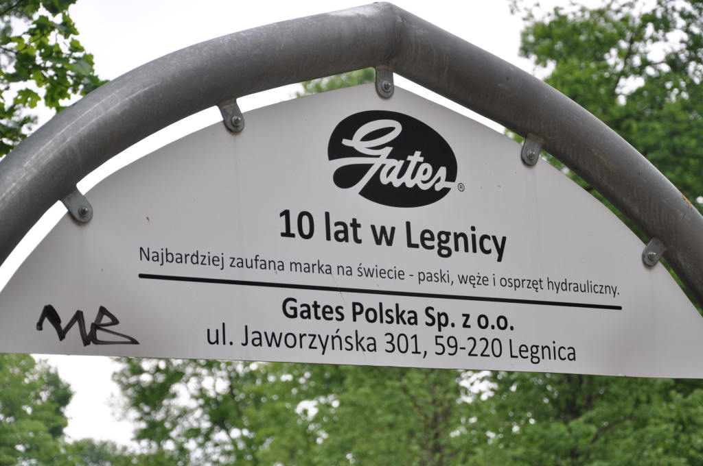 Katastrofalny stan sprzętu na placu zabaw w parku