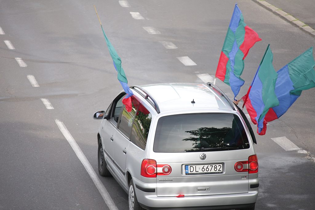 Przejazd kibiców Miedzi Legnica przez miasto