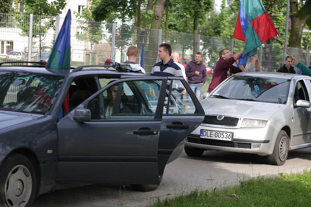 Przejazd kibiców Miedzi Legnica przez miasto