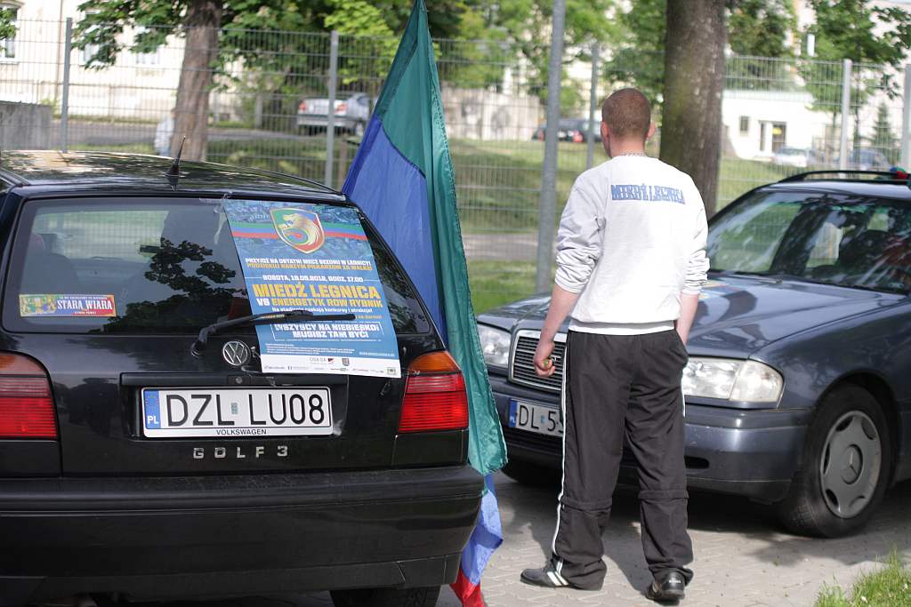 Przejazd kibiców Miedzi Legnica przez miasto