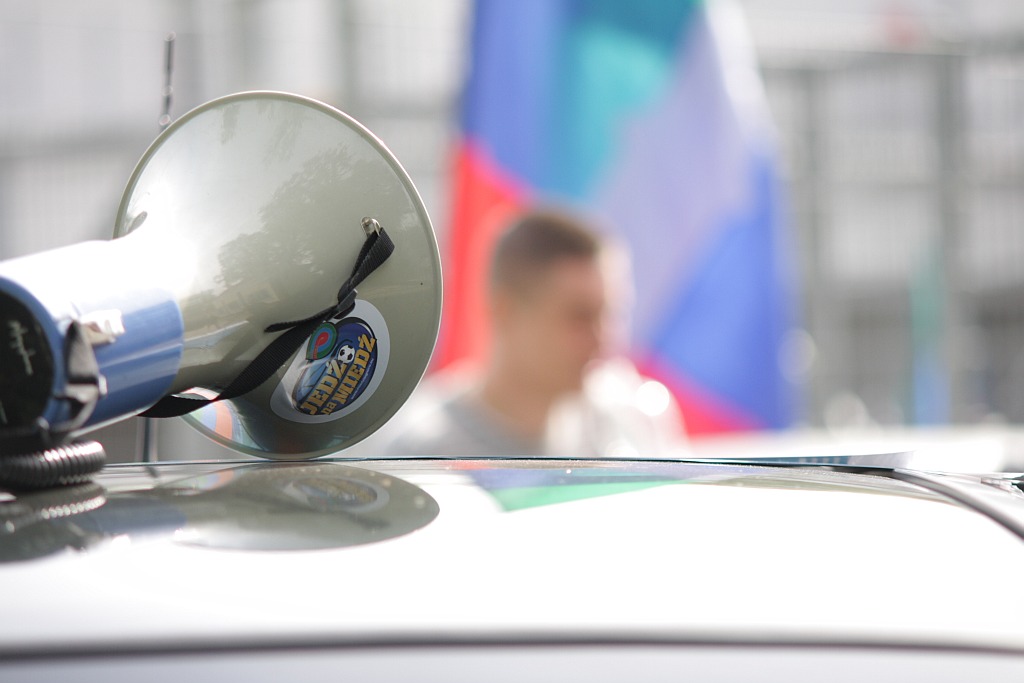 Przejazd kibiców Miedzi Legnica przez miasto