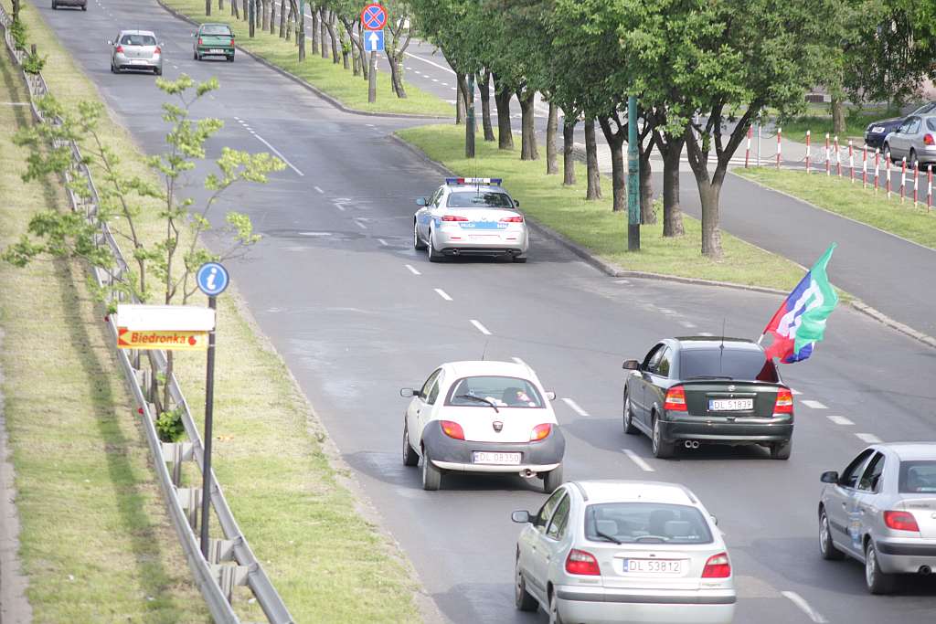 Przejazd kibiców Miedzi Legnica przez miasto