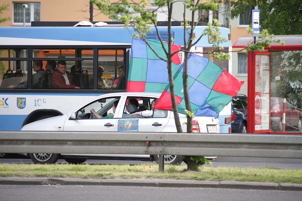 Przejazd kibiców Miedzi Legnica przez miasto