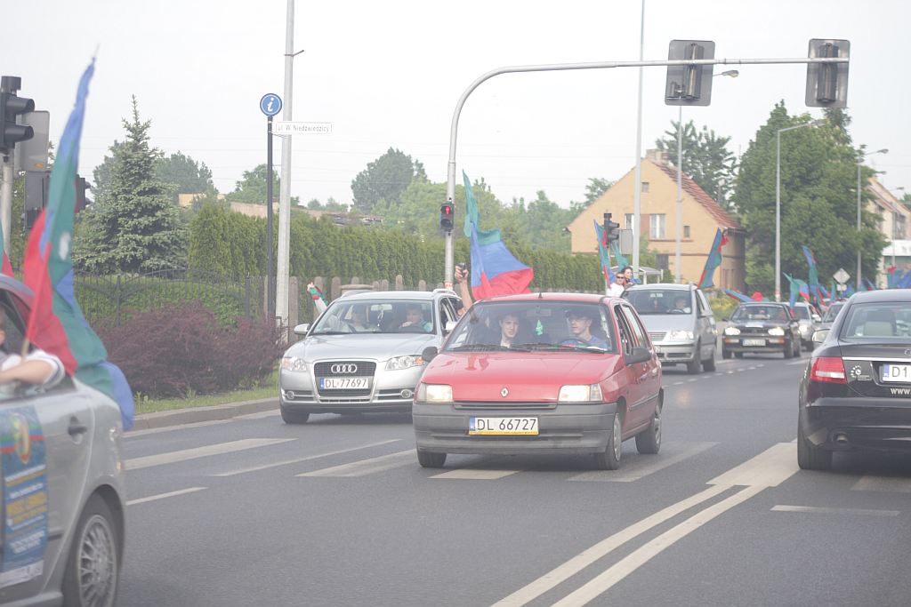 Przejazd kibiców Miedzi Legnica przez miasto