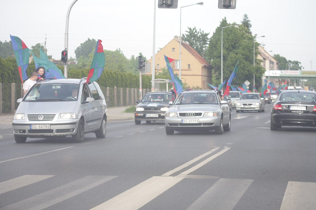 Przejazd kibiców Miedzi Legnica przez miasto
