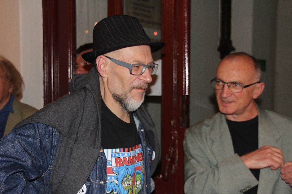 Satyrykon: Pociągi i stacje kolejowe