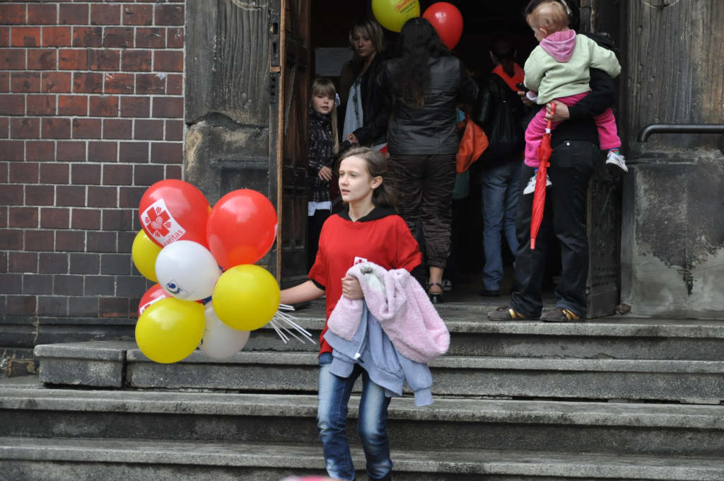 Dzieci z legnickich szkół idą do parku świętować