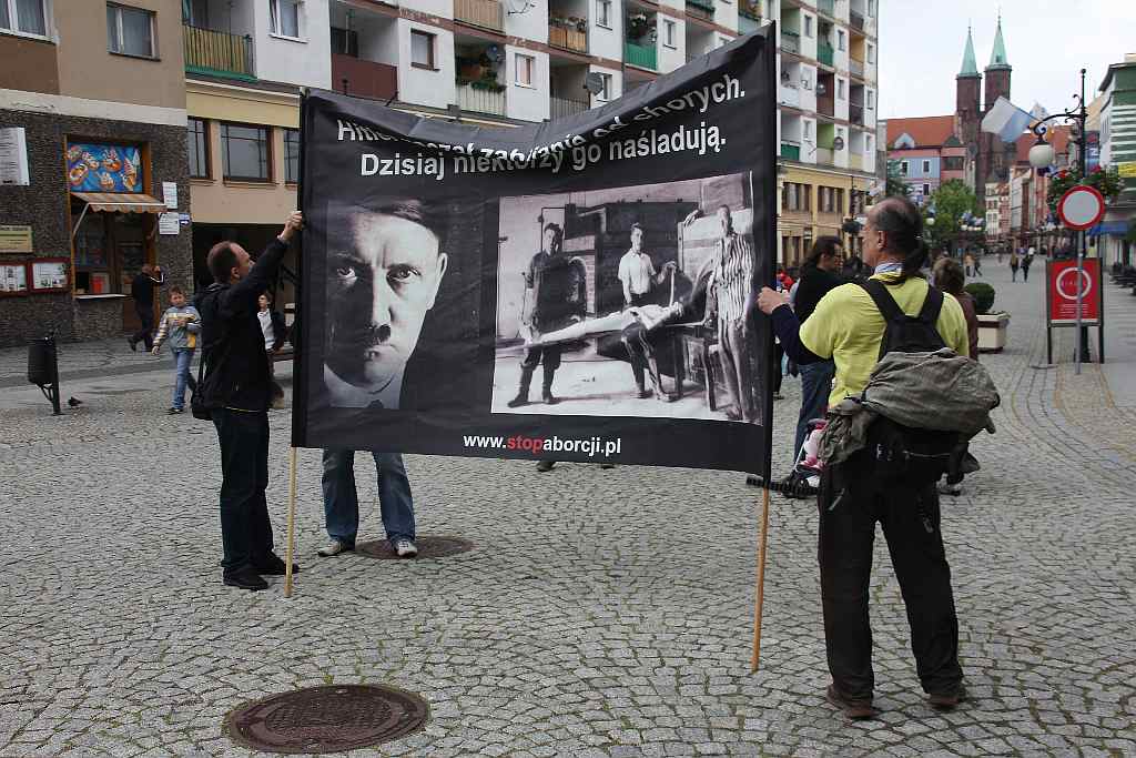 Szokująca pikieta w legnickim Rynku