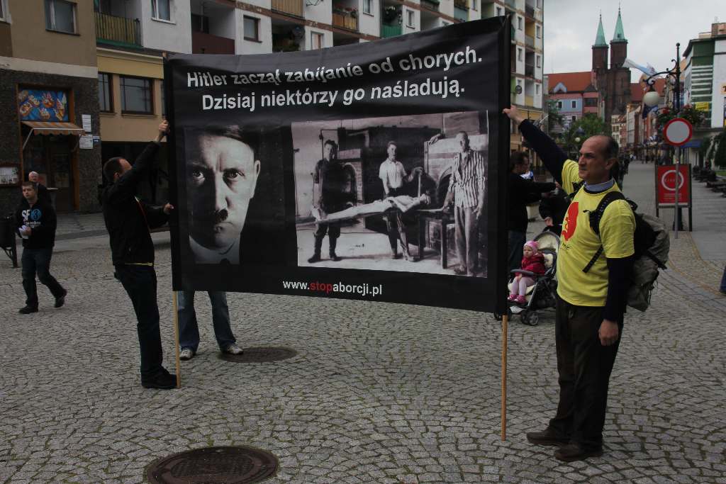 Szokująca pikieta w legnickim Rynku