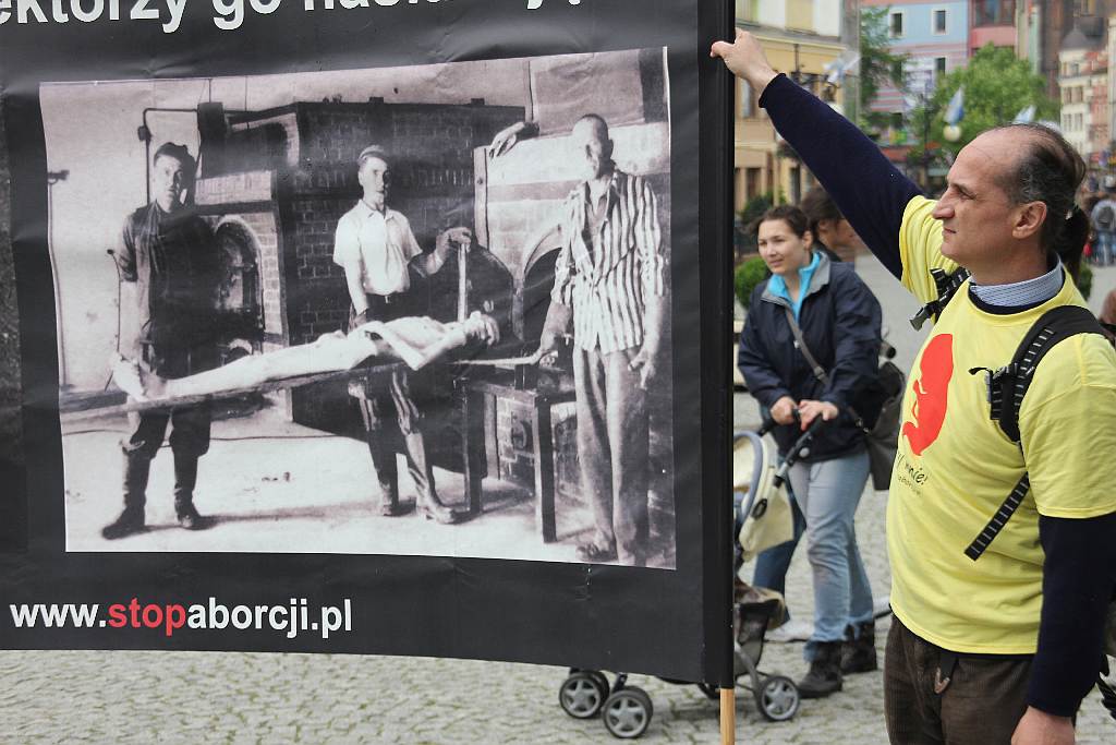 Szokująca pikieta w legnickim Rynku