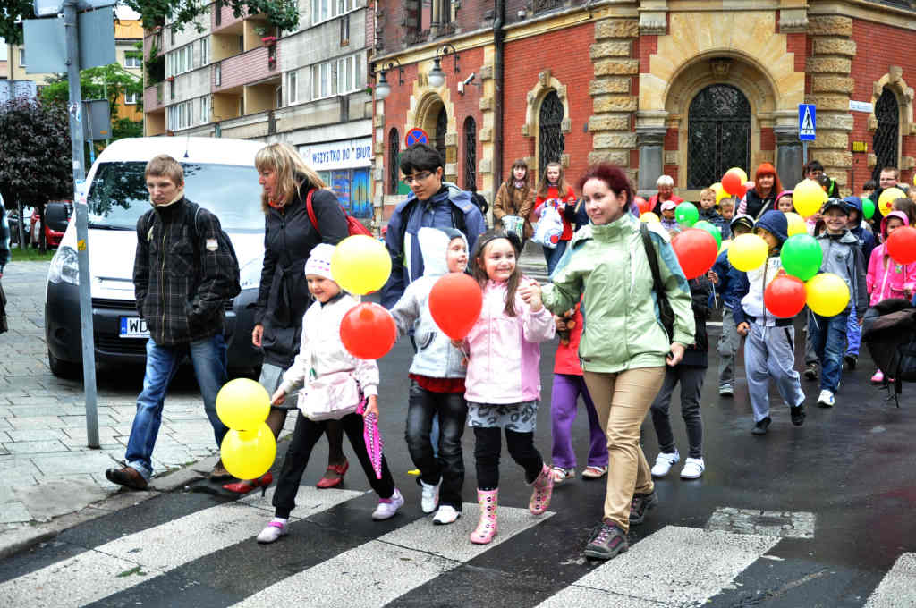 Dzieci z legnickich szkół idą do parku świętować