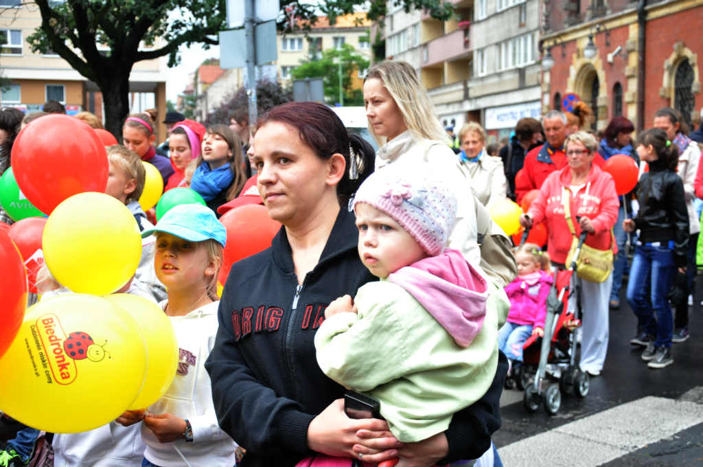 Dzieci z legnickich szkół idą do parku świętować