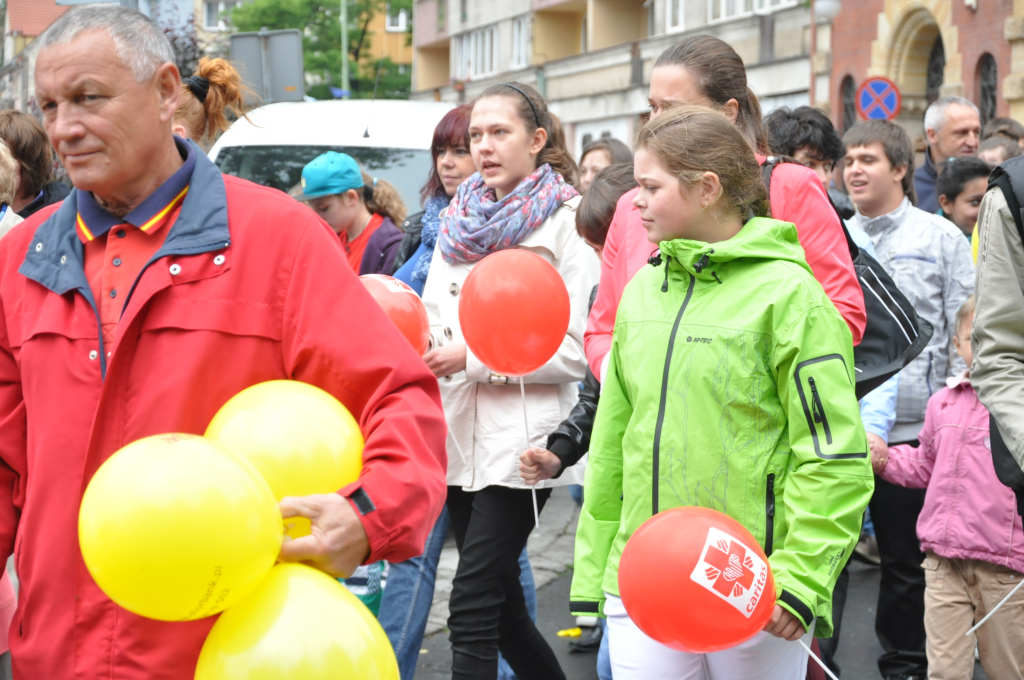 Dzieci z legnickich szkół idą do parku świętować