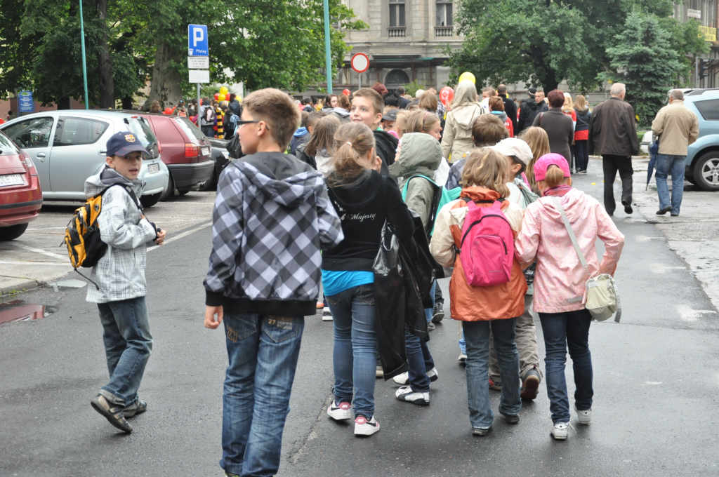 Dzieci z legnickich szkół idą do parku świętować