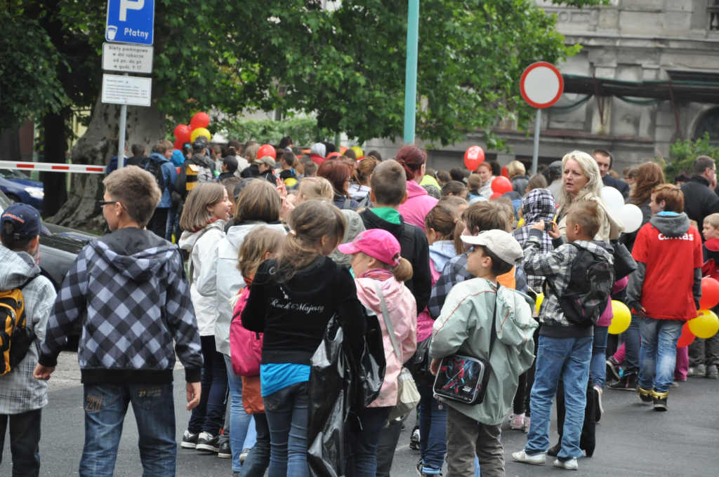 Dzieci z legnickich szkół idą do parku świętować