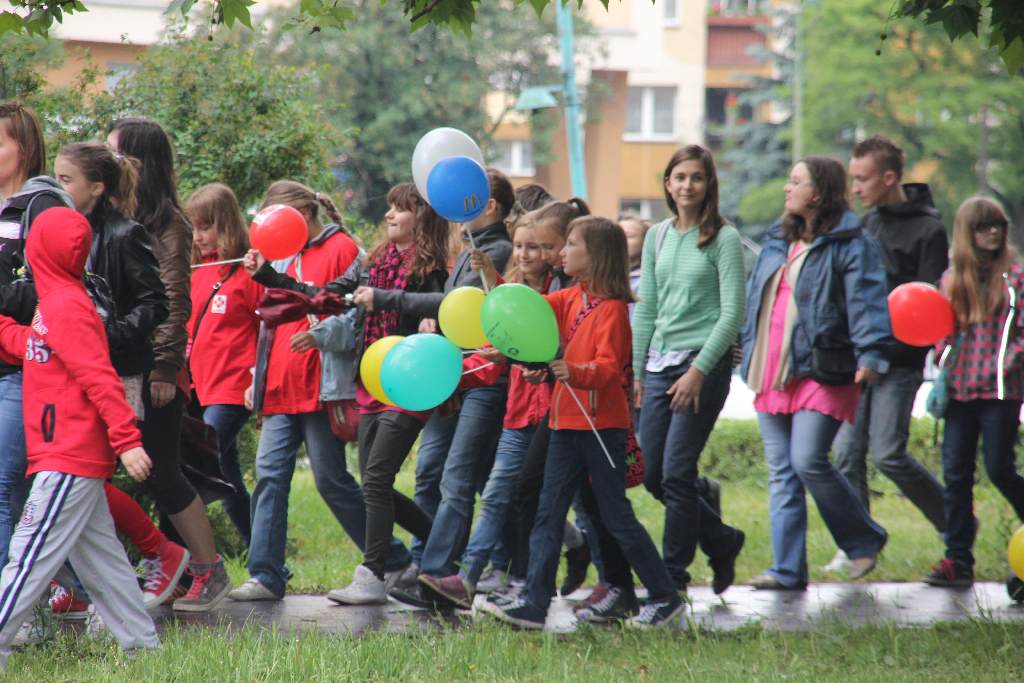 Dzieci z legnickich szkół idą do parku świętować