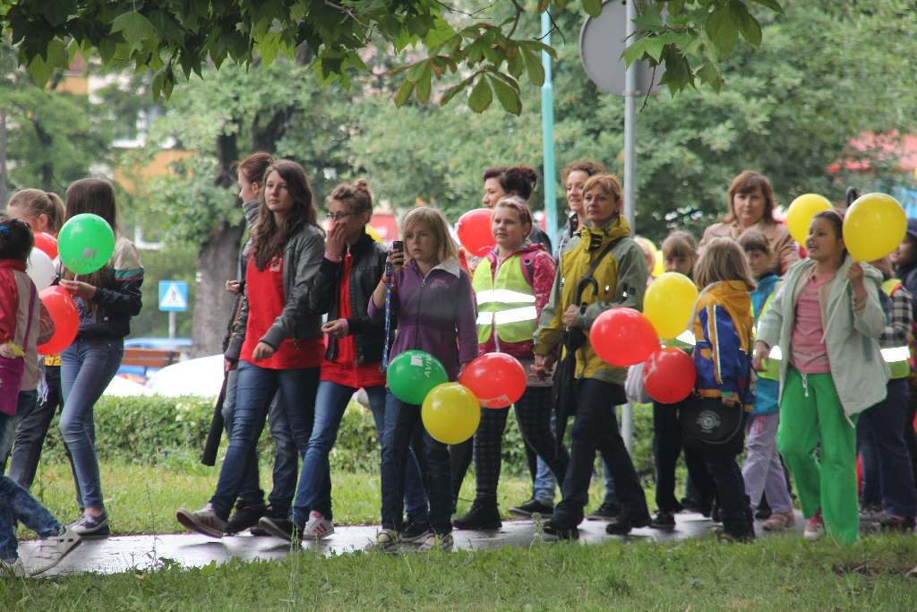 Dzieci z legnickich szkół idą do parku świętować