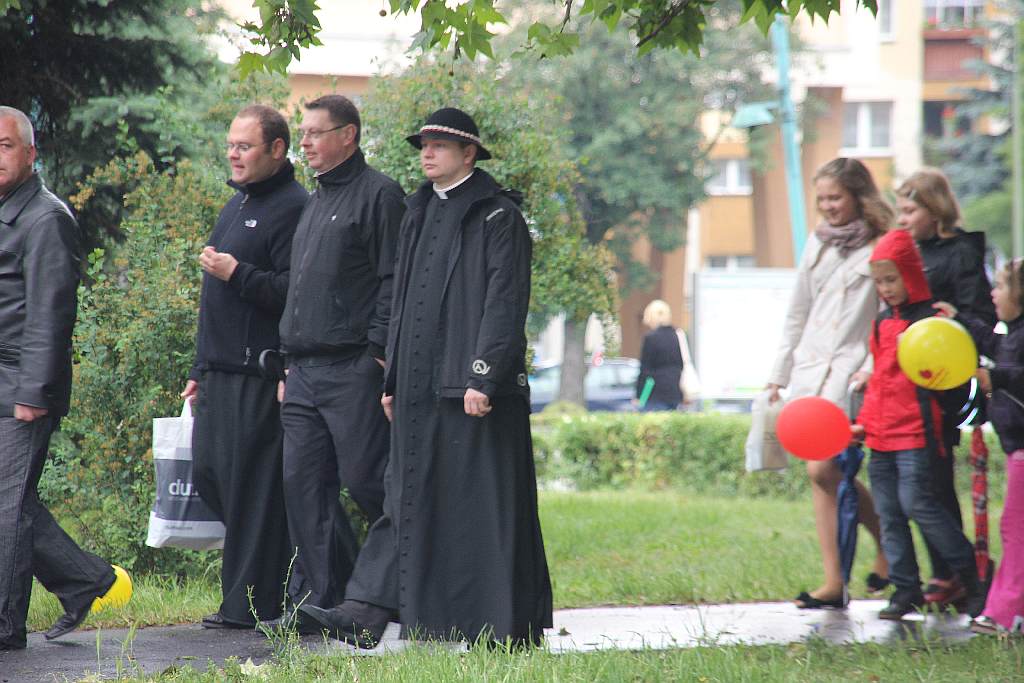 Dzieci z legnickich szkół idą do parku świętować