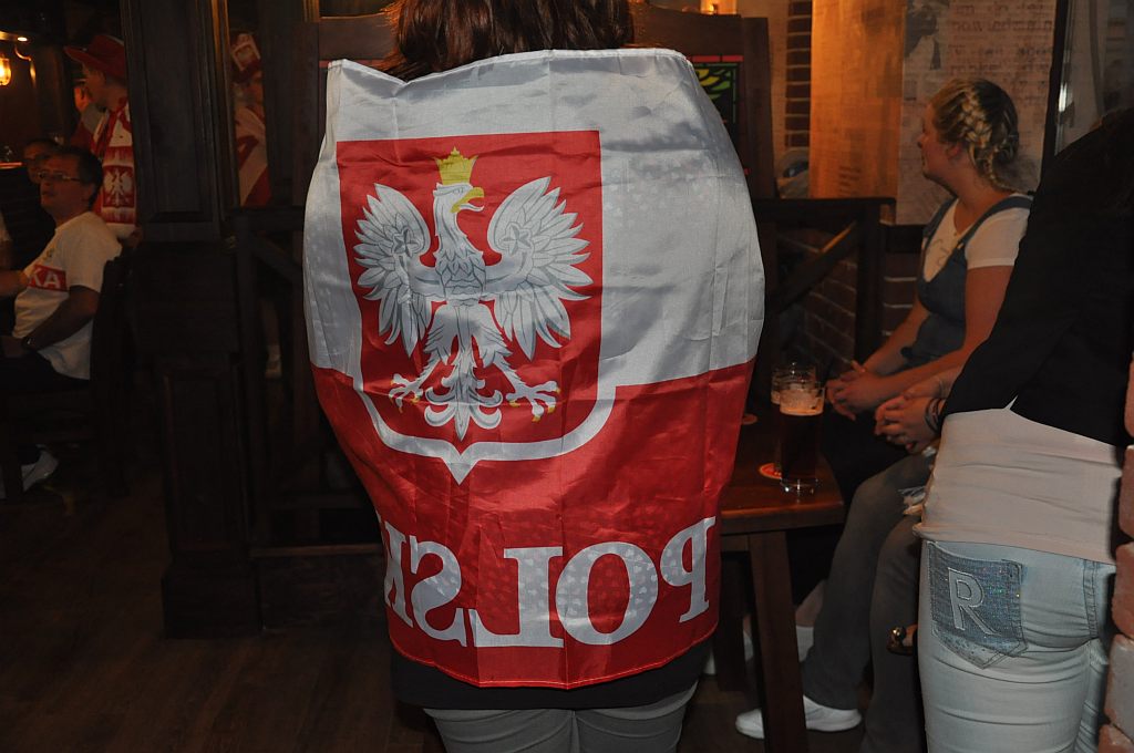 Legniczanie kibicują w Piwiarnia Warka