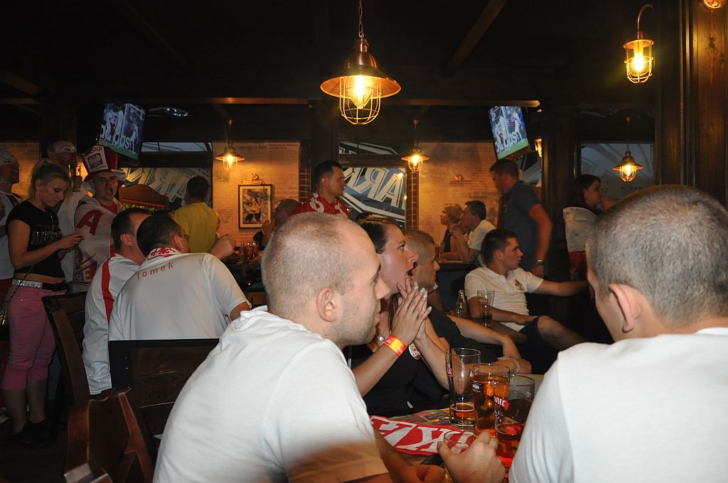 Legniczanie kibicują w Piwiarnia Warka