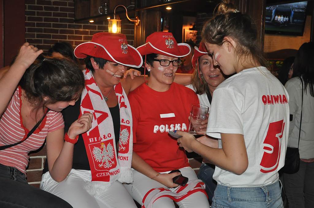 Legniczanie kibicują w Piwiarnia Warka