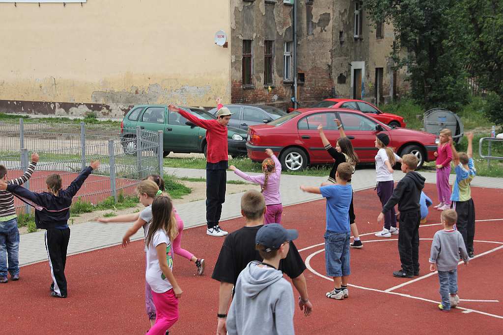 Dzieci z Zakaczawia tańczą breakdance