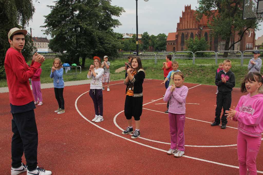 Dzieci z Zakaczawia tańczą breakdance