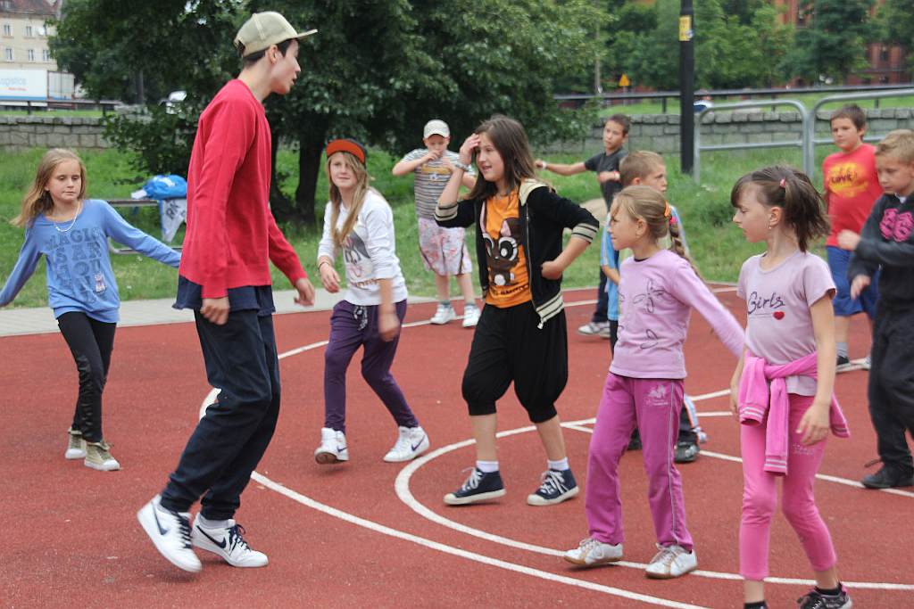 Dzieci z Zakaczawia tańczą breakdance