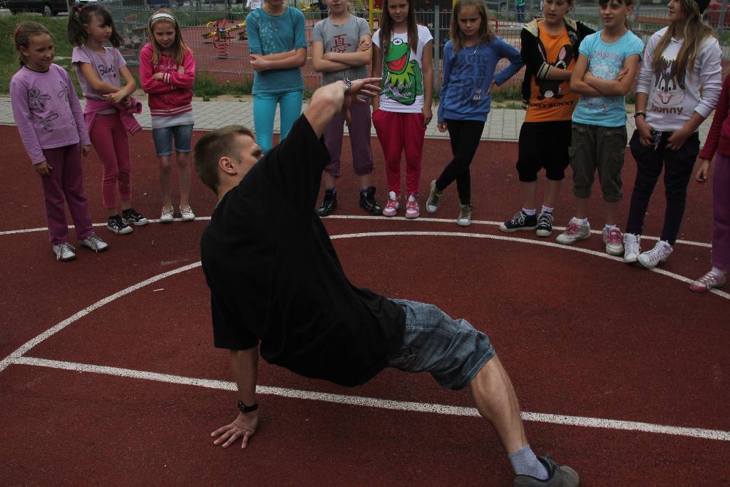 Dzieci z Zakaczawia tańczą breakdance
