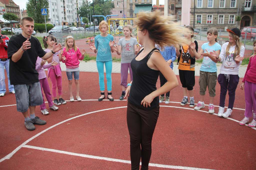 Dzieci z Zakaczawia tańczą breakdance