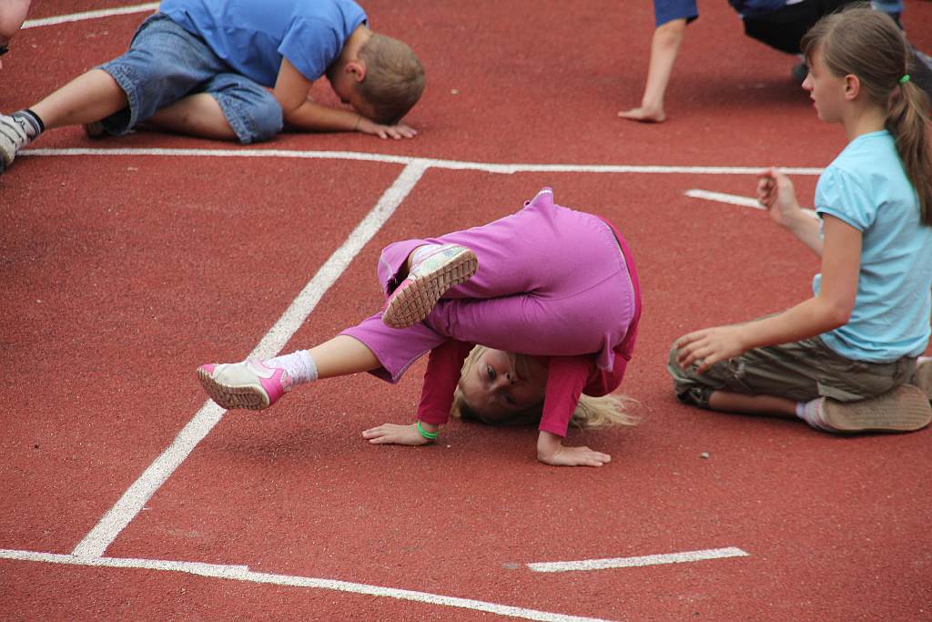 Dzieci z Zakaczawia tańczą breakdance