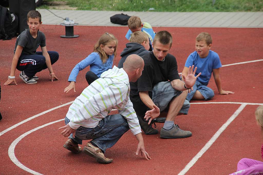 Dzieci z Zakaczawia tańczą breakdance
