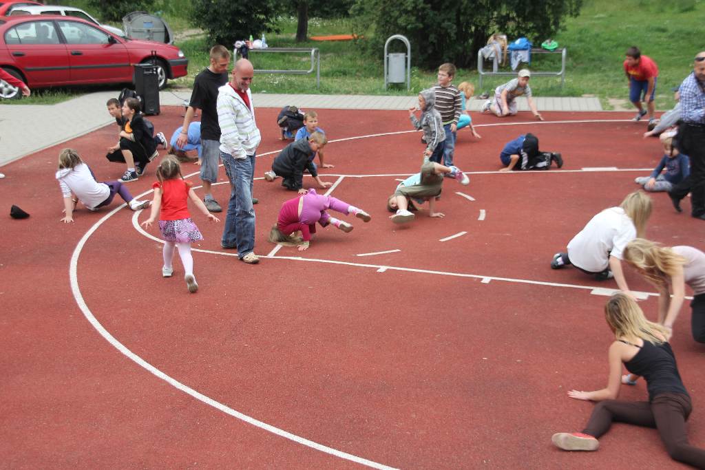 Dzieci z Zakaczawia tańczą breakdance