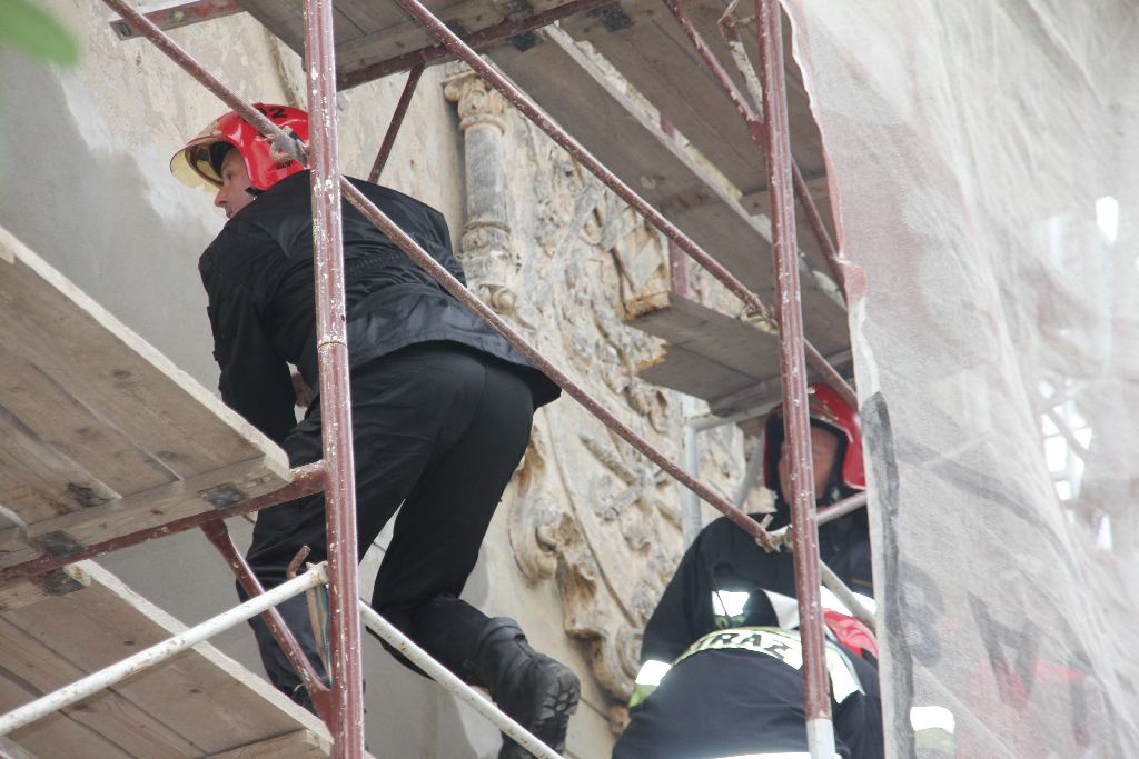 Mężczyzna spadł z rusztowania i trafił do szpitala