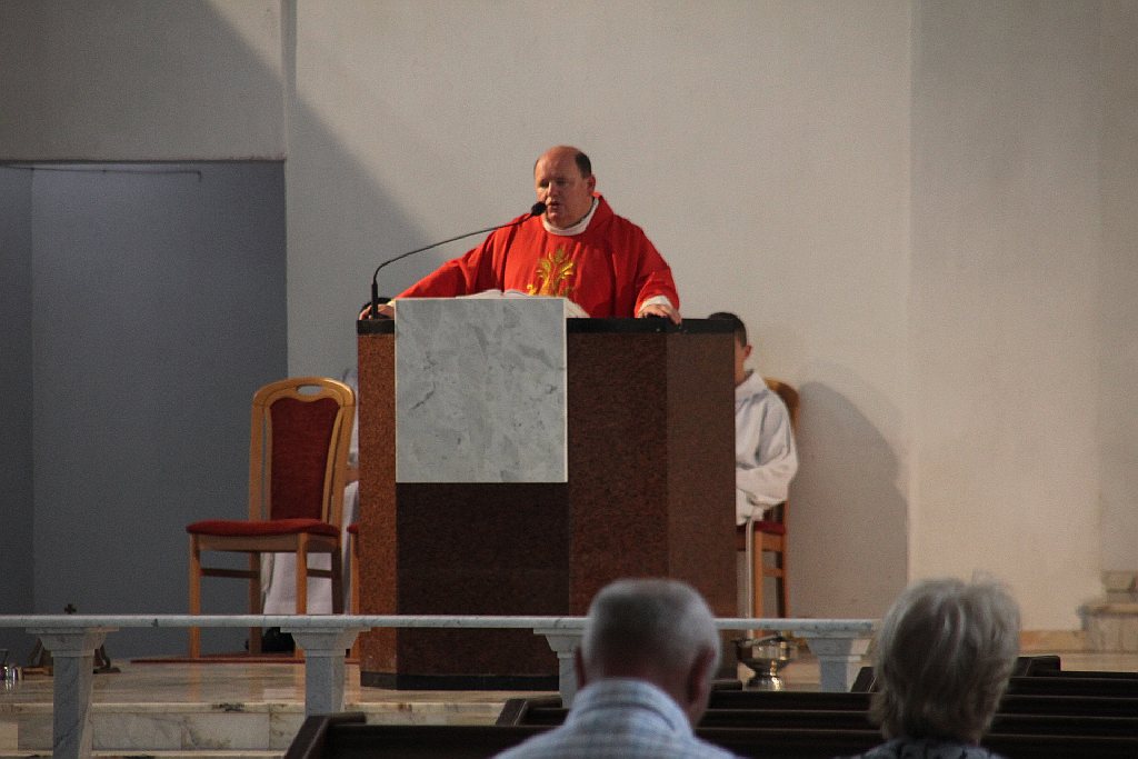 Święcenie pojazdów przed kościołem