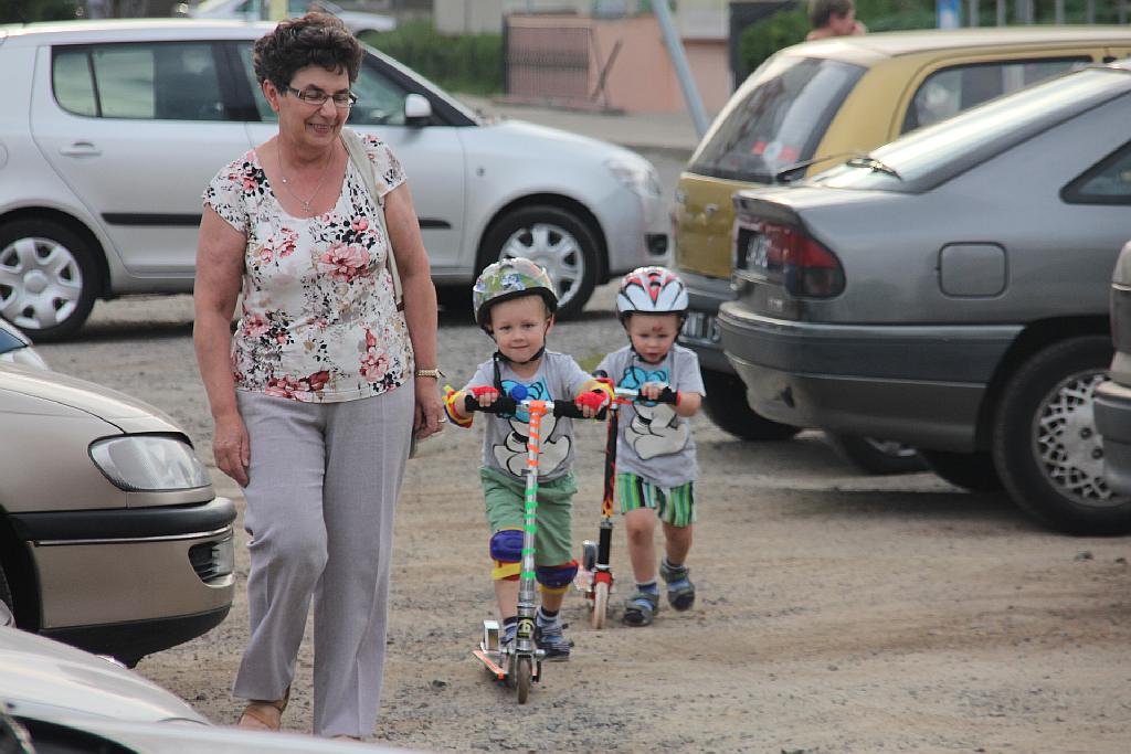 Święcenie pojazdów przed kościołem