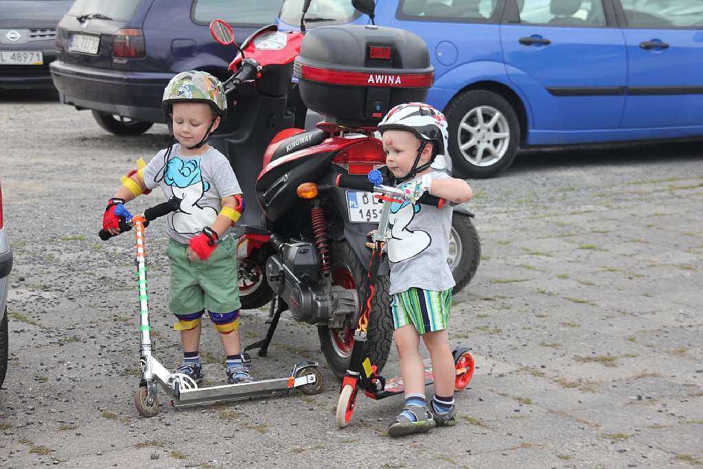 Święcenie pojazdów przed kościołem