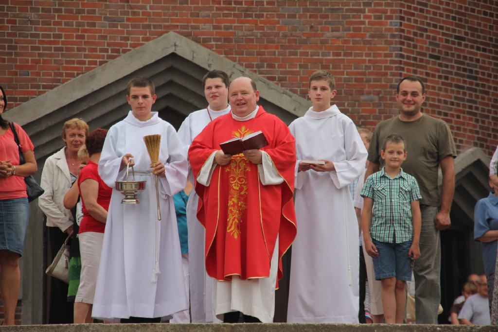 Święcenie pojazdów przed kościołem
