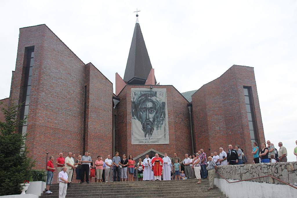 Święcenie pojazdów przed kościołem