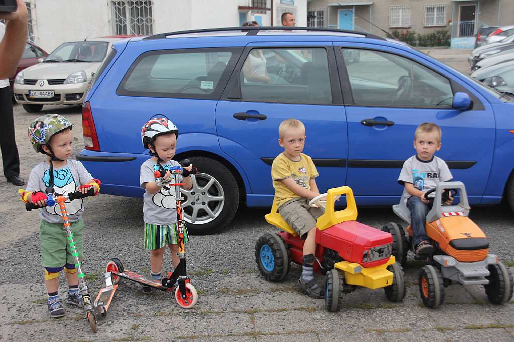 Święcenie pojazdów przed kościołem