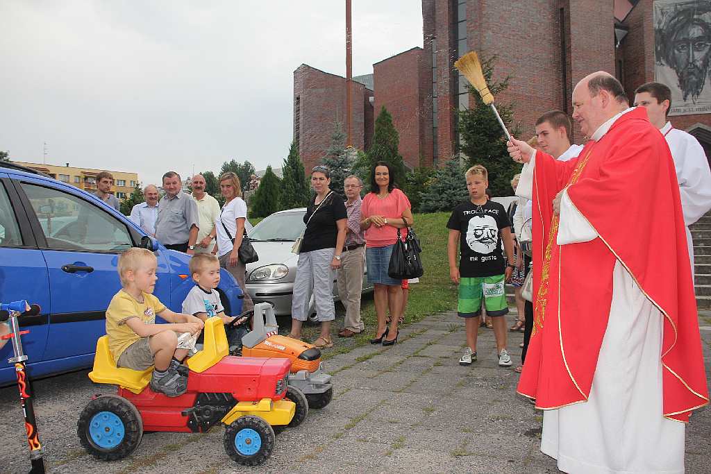 Święcenie pojazdów przed kościołem