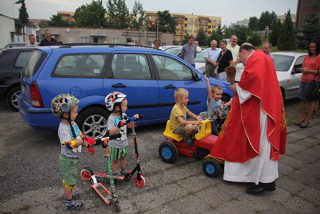 Święcenie pojazdów przed kościołem