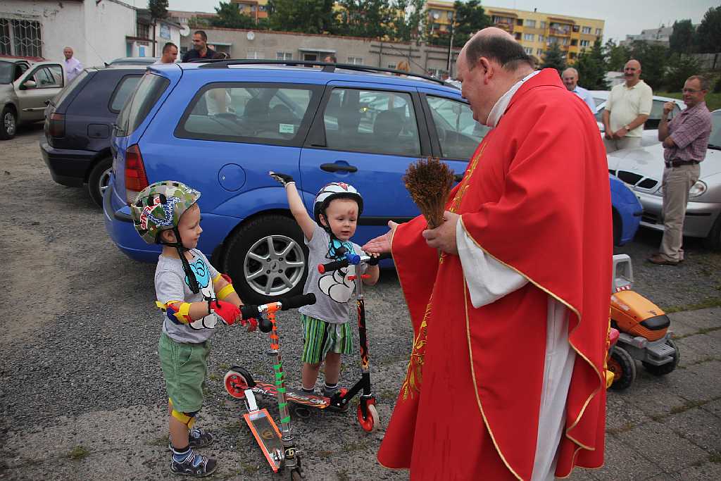 Święcenie pojazdów przed kościołem