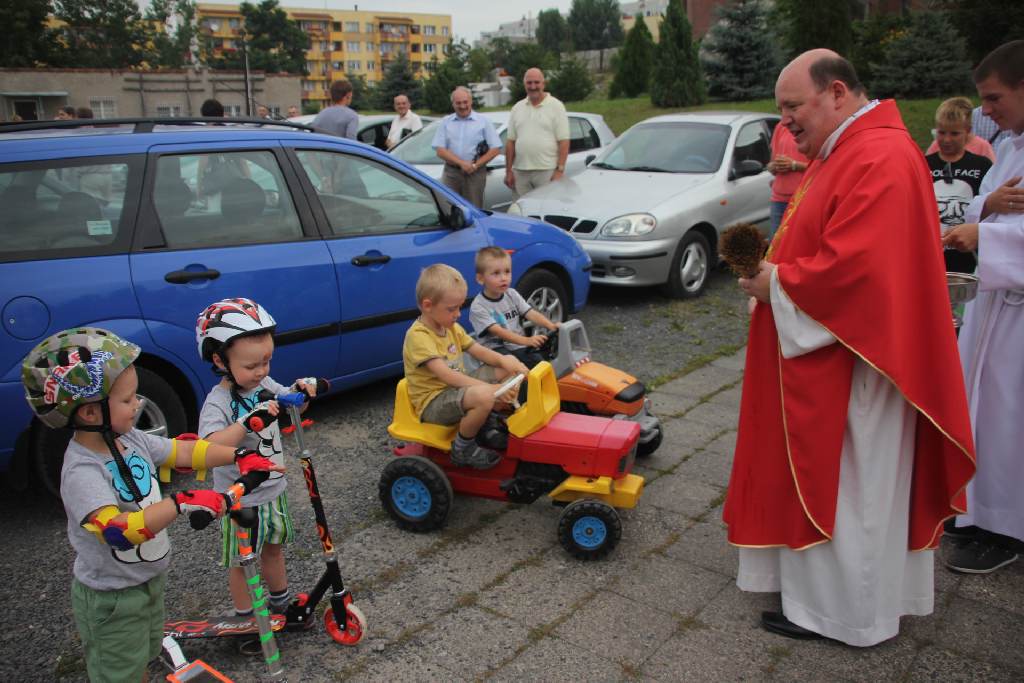 Święcenie pojazdów przed kościołem