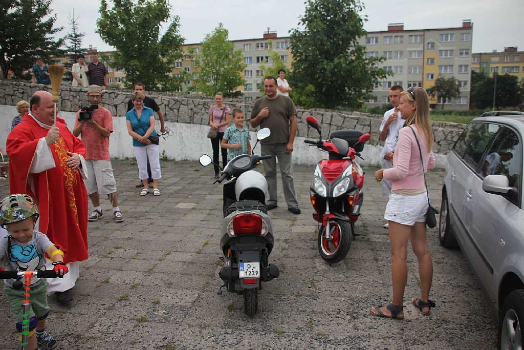 Święcenie pojazdów przed kościołem
