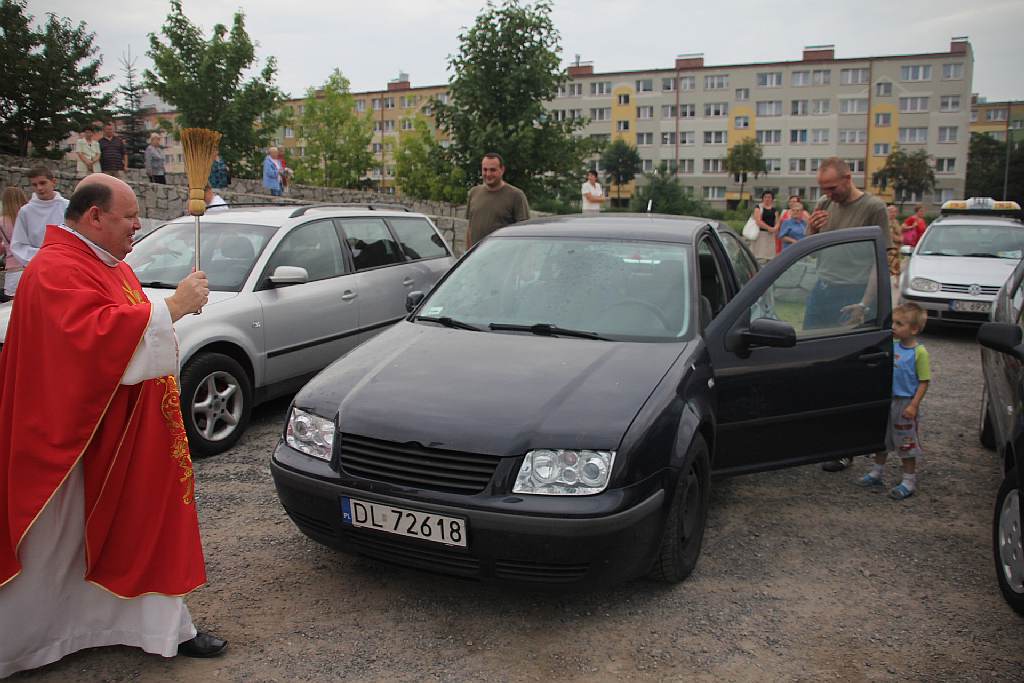 Święcenie pojazdów przed kościołem